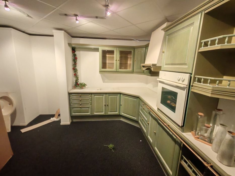 Често нова ъглова дъбова кухня с уреди