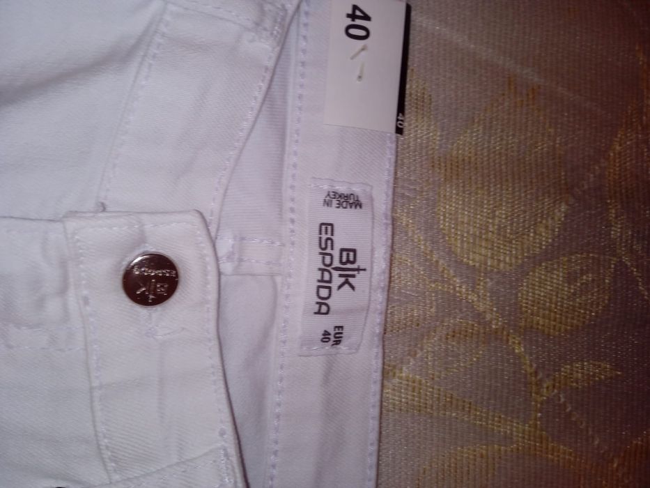 Джинсы белые хорошего качества