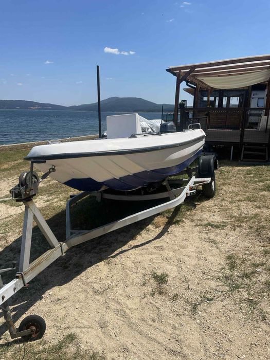 Лодка тримаран на яз Искър