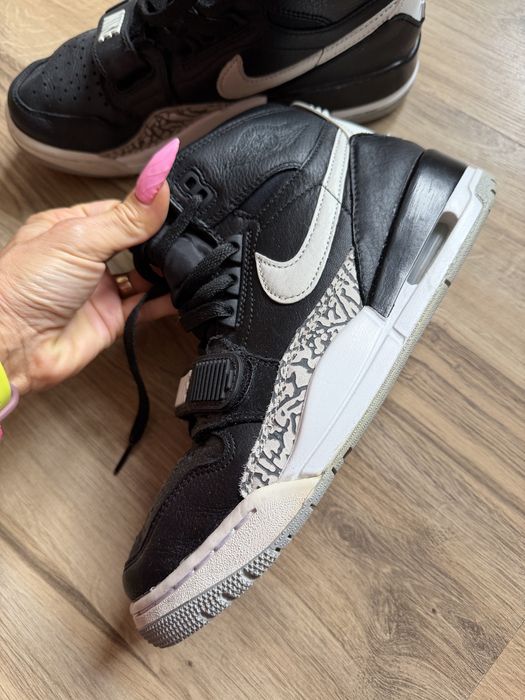 Оригинални кожени маратонки Jordan Legacy 312 „! 41