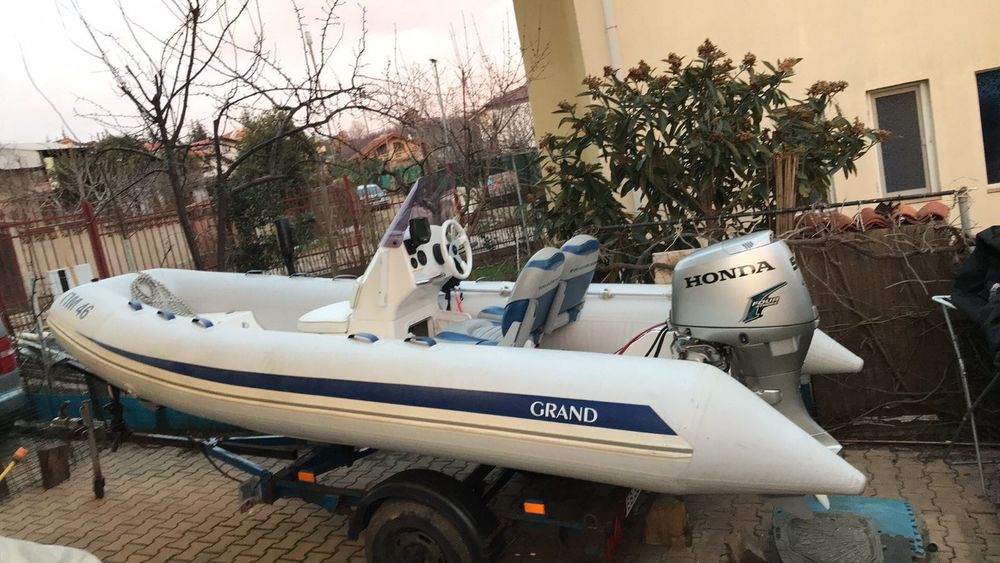 РИБ Лодка Grand 470 с двигател HONDA 50hp и колесар, оборудвана.