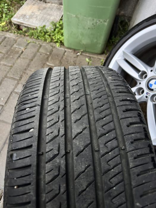 Jante BMW M-sport echipate cu anvelope de vară 215/40 pe față și 245/3