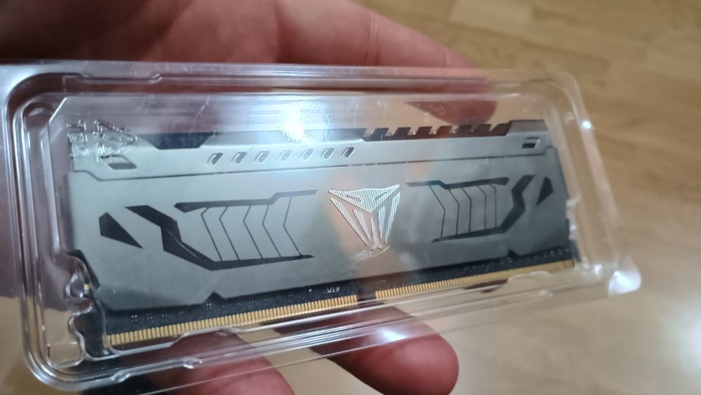 Memorie RAM desktop Viper 8 GB ddr4 3200 mhz radiator noua nefolosita