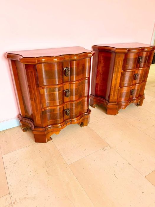 Noptiere clasice – pereche, import Italia  Pereche de noptiere vechi, import Italia, realizate în stil clasic, piese de atelier.