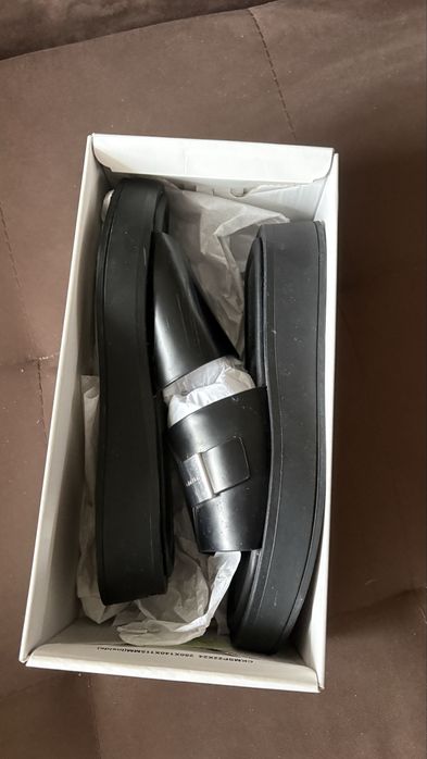 Чехли от естествена кожа Calvin Klein