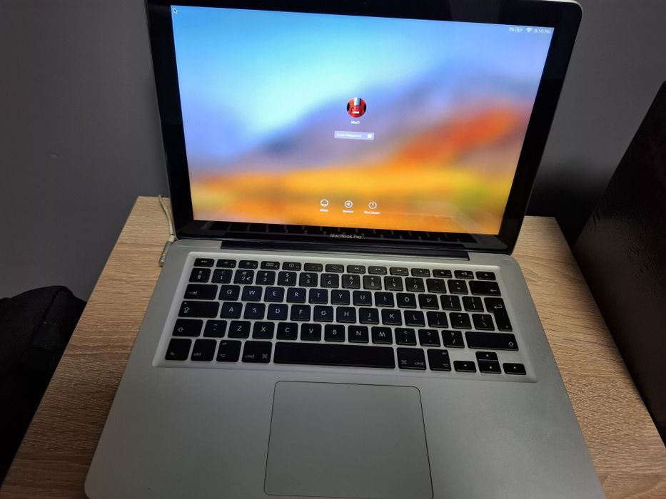 MacBook Pro 13" 2010 SSD 256GB + зарядно + мишка (работещ)