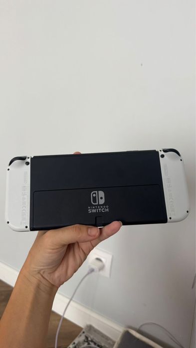 Продаю игровую консоль Nintendo Switch OLED (белый)