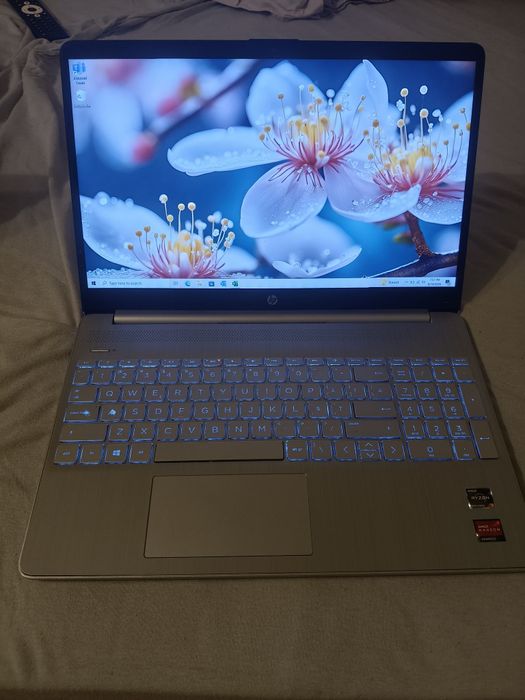 Laptop HP 15s, 8GB RAM, 512 SSD, Ryzen 3 5300