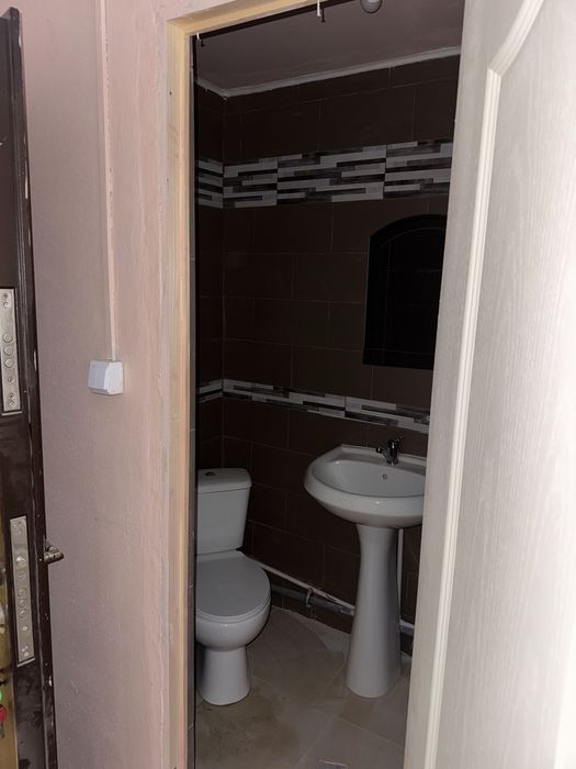Inchiriez garsoniera cu baie proprie
