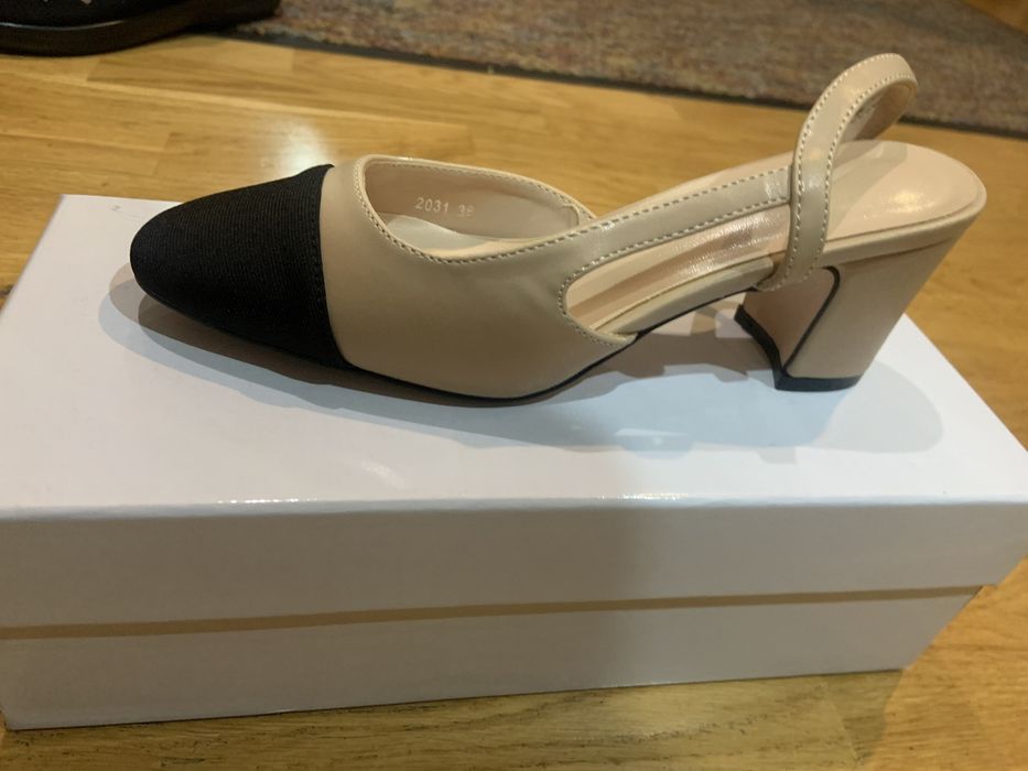 Босоножки бежевые с носиком из черного текстиля