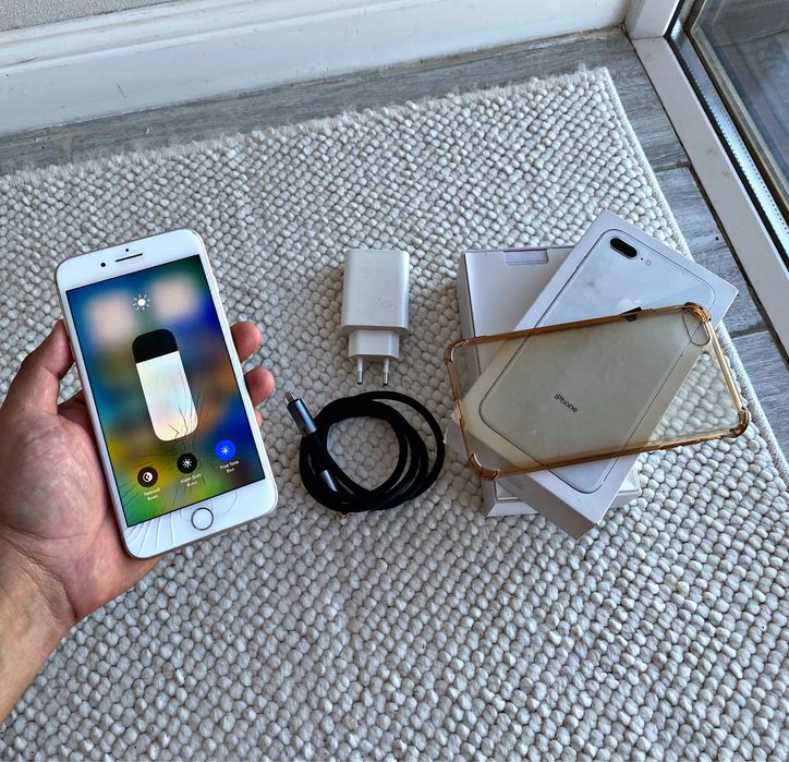 iPhone 8 plus/64GB/akb100%