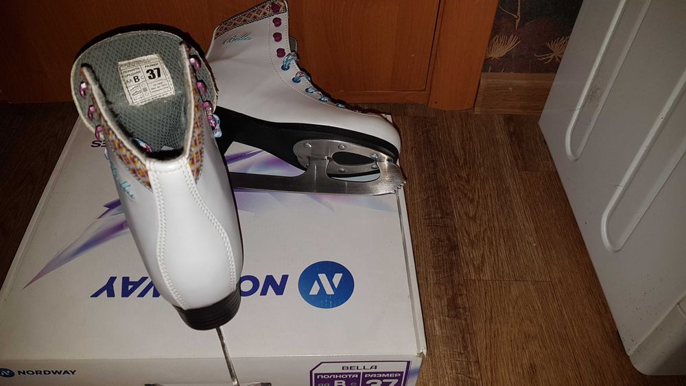 Коньки женские фигурные.