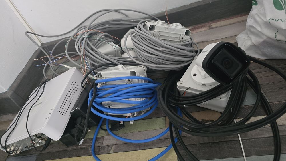 Vand sistem supraveghere video complet cu 4 camere de mare rezolutie