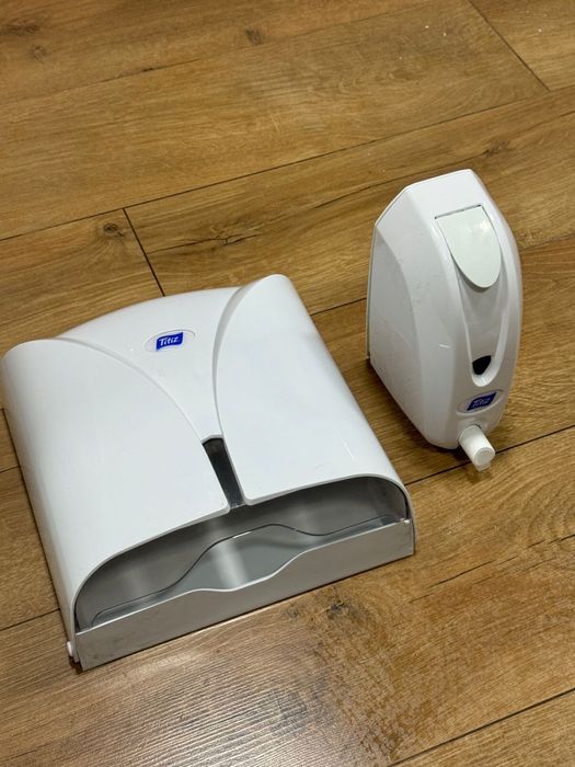 Раковина с полкой и зеркалом