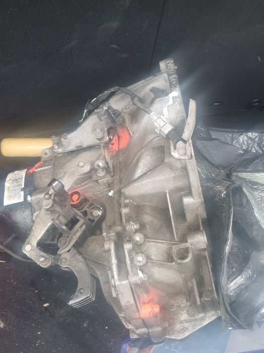 Скоростна кутия за Дачия Сандеро 1.2  2014. Кутията  е с помпа.