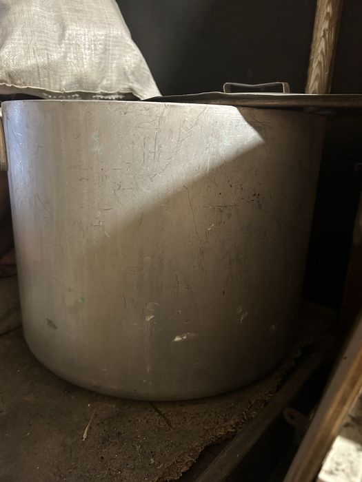 Продам   кастрюлю   с   Крышкой  чистая.