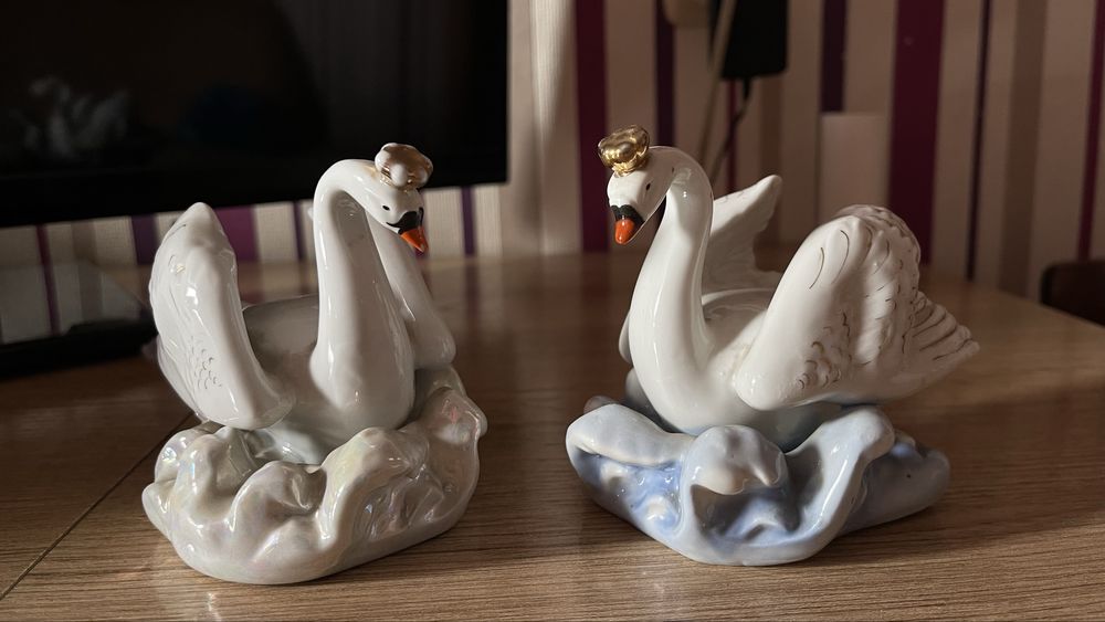 Статуэтки лебедей