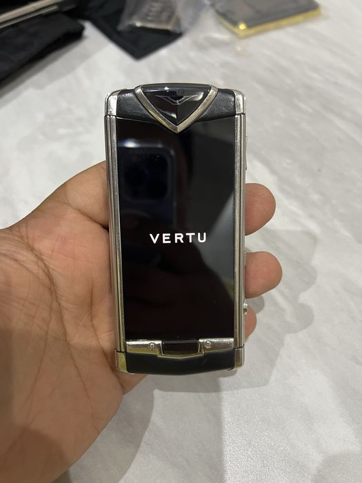 Vertu Constellation T faqat realni klientlaga