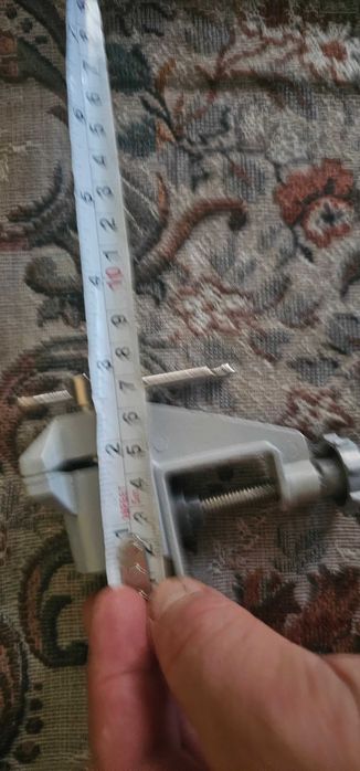 menghina de banc/masa/birou