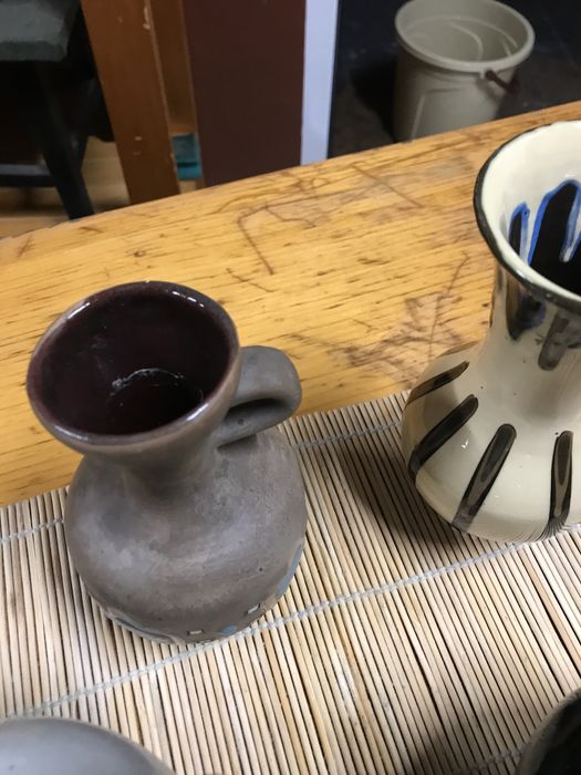 4 стомнички и 2 вазички от керамика.