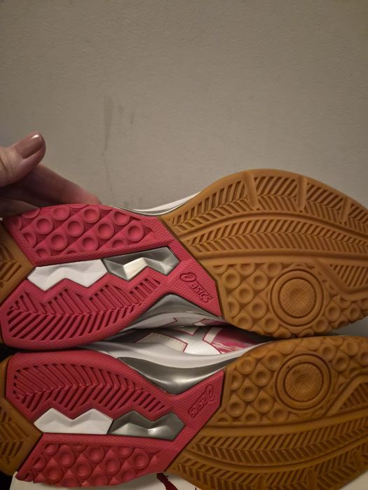 Продавам дамски  обувки за волейбол Asics