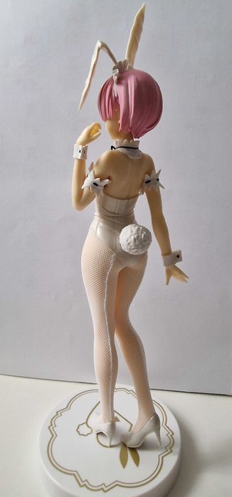 Аниме фигурка - кроличьи ушки.