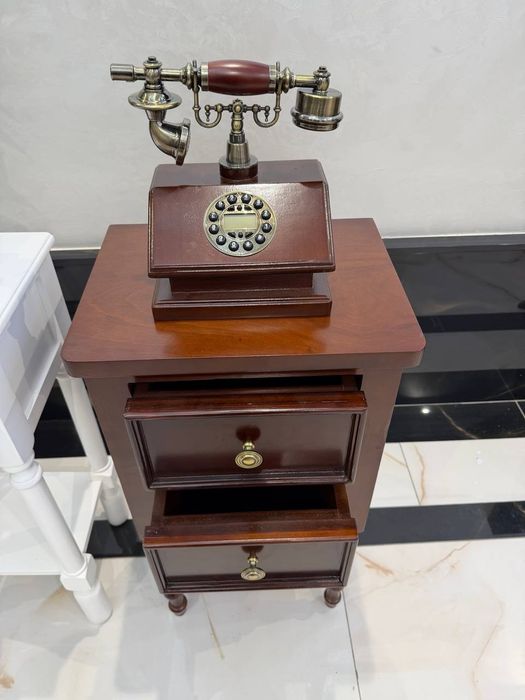 Эксклюзивное телефон  с тупбичке в стиле ретро, стоящий на деревянной