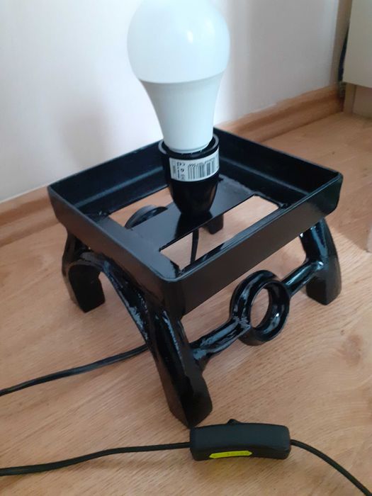 Lampa de podea sí o veioza superba.