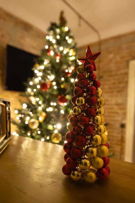 Bradut mic din globuri aurii si roșii