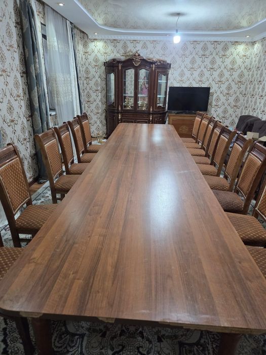 Стол, стульясымен сатылады