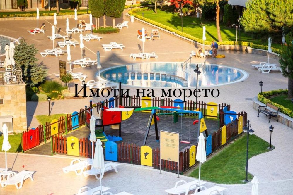 Продава се просторен двустаен апартамент с гледка към басейна в