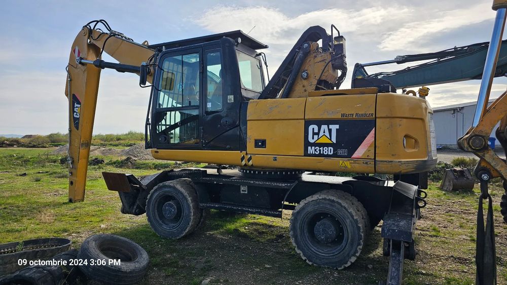 Caterpillar CAT 318 D Excavator pe roti fier vechi, cabină liftantă