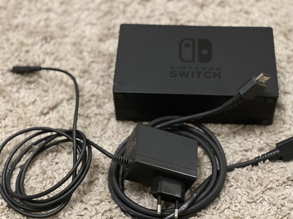Nintendo Switch în stare foarte bună, cu accesorii originale.