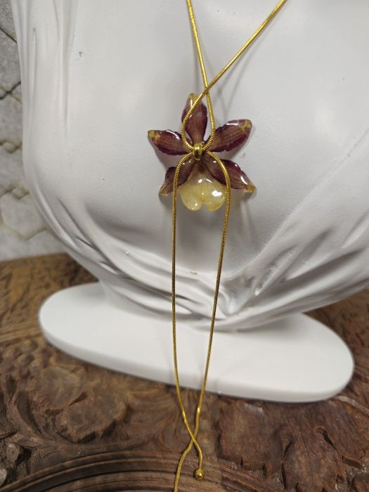 Колие с естествен цвят на мини орхидея.