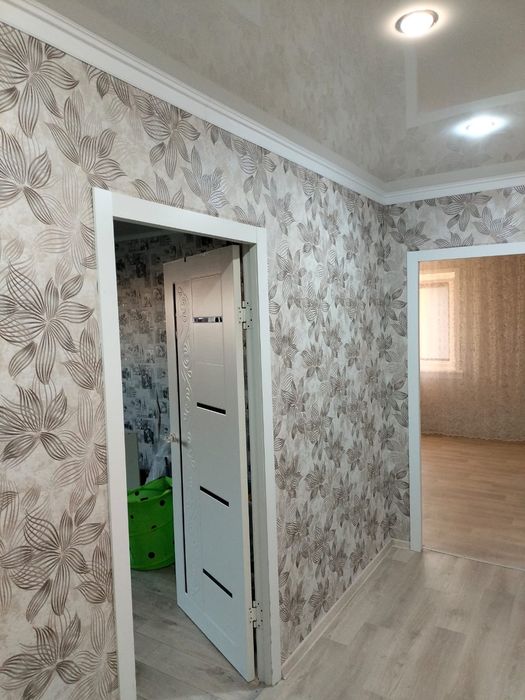 Сдам 2 комнатную квартиру улучшенную  на длительный срок.