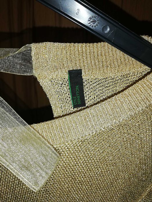 Златиста блуза Бенетон с панделка на гърба