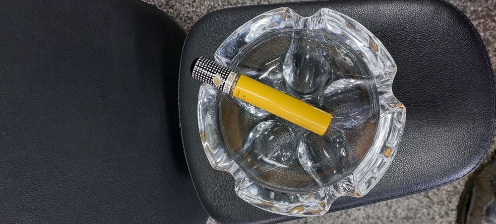 Продавам масивен пепелник за пури от Швейцария