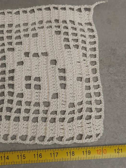 Dantelă croșetată manual