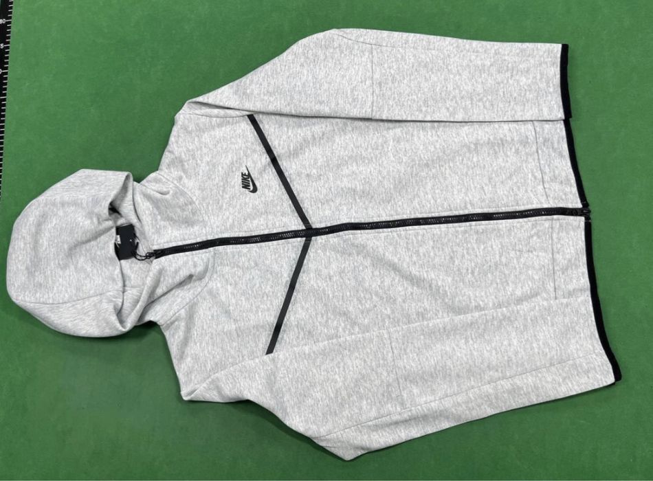 Чисто нови Nike tech flece