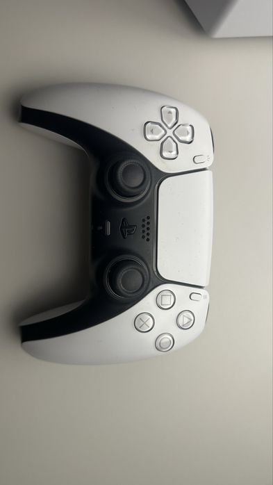 PlayStation 5 si Controller
