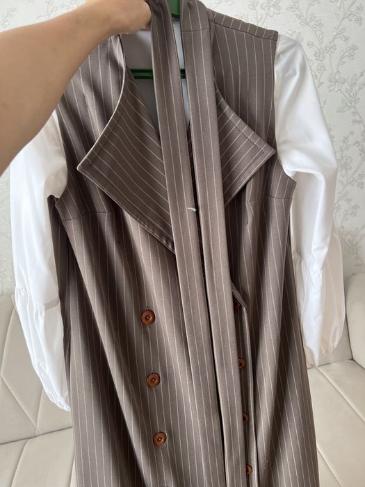 Қоңыр сарафан көйлек ішінде ақ кофтасымен