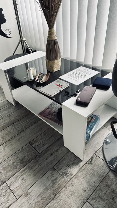 Receptie,scaun coafor,masuta,raft produse wella