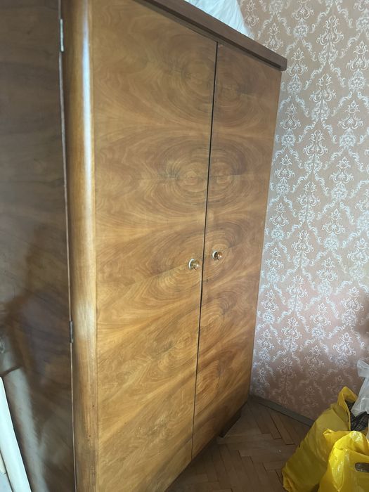 Масивни дървени гардероби, скрин и маса и маса