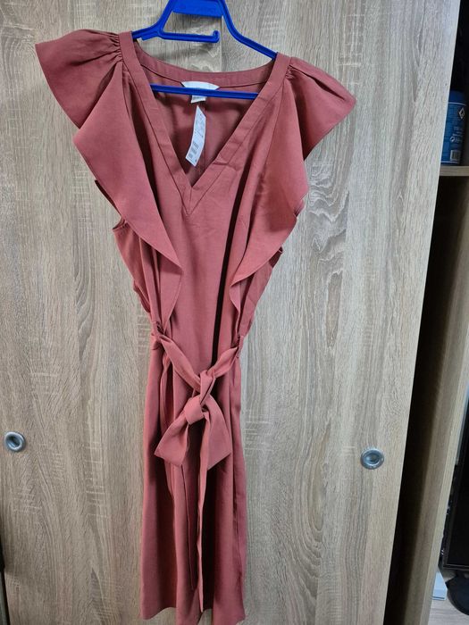 Чисто нова рокля H&M с пеперудени ръкави – размер 42