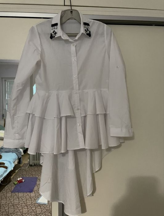 Красива дамска риза с камъни и дълъг гръб.