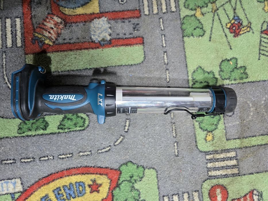 Vând lanterna makita