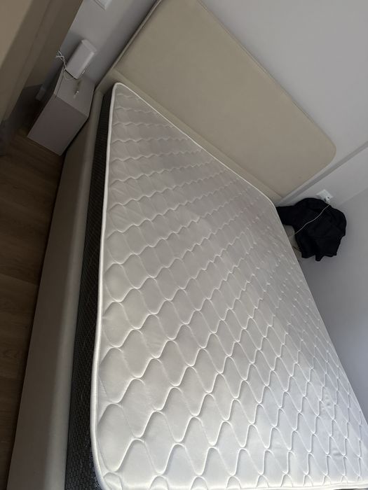 Кровать с боковыми тумбочками