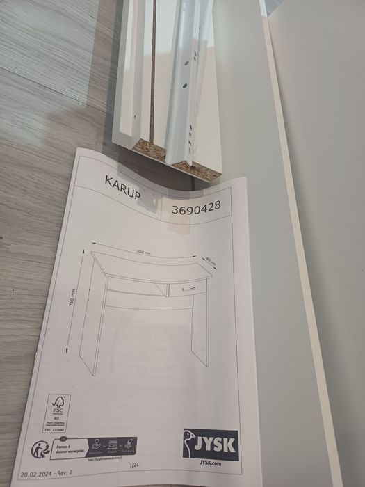 Бяло бюро jysk-40/100см. с едно бяло чекмедже.