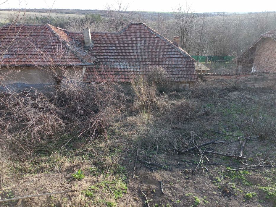Реновирана къща с 9 стаи, гараж, плевня и земя - на търг