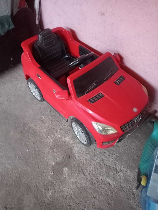 Vând mașinuță electrica cu telecomanda, utilizata